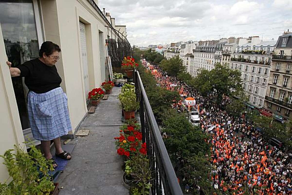 Как жить на улице человеку. Французы на улице. Франция люди на улицах. Жители Франции обычные. Улицы Франции.