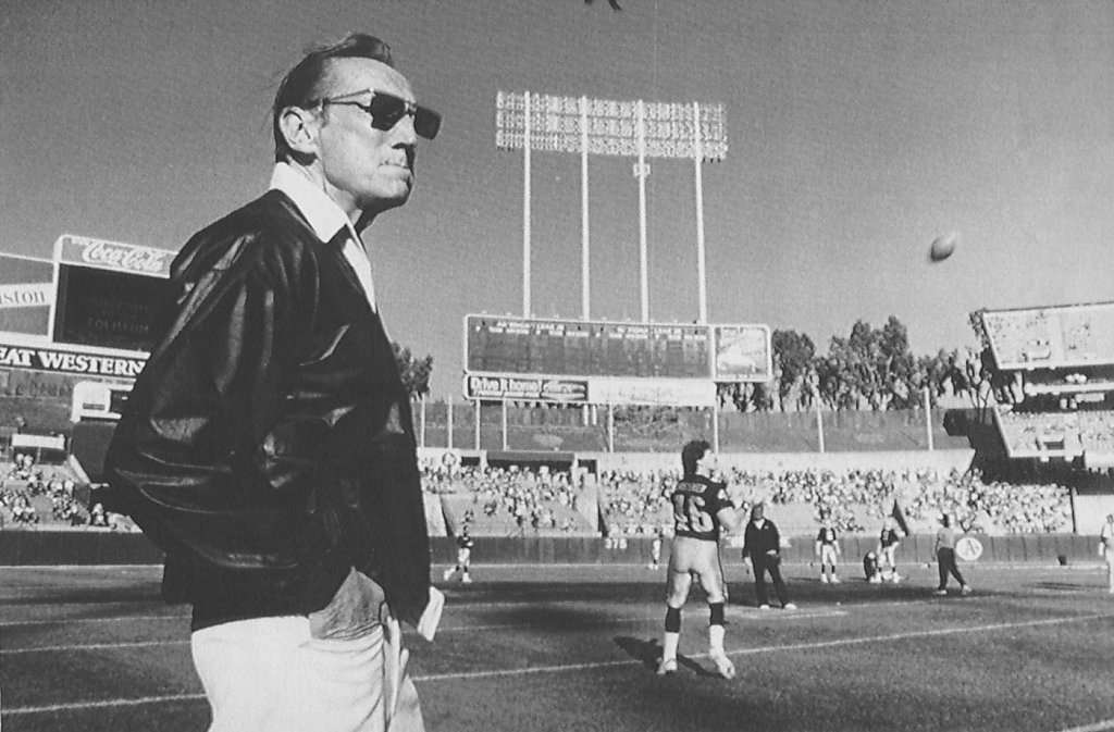 Raiders' owner Al Davis has to win - and soon