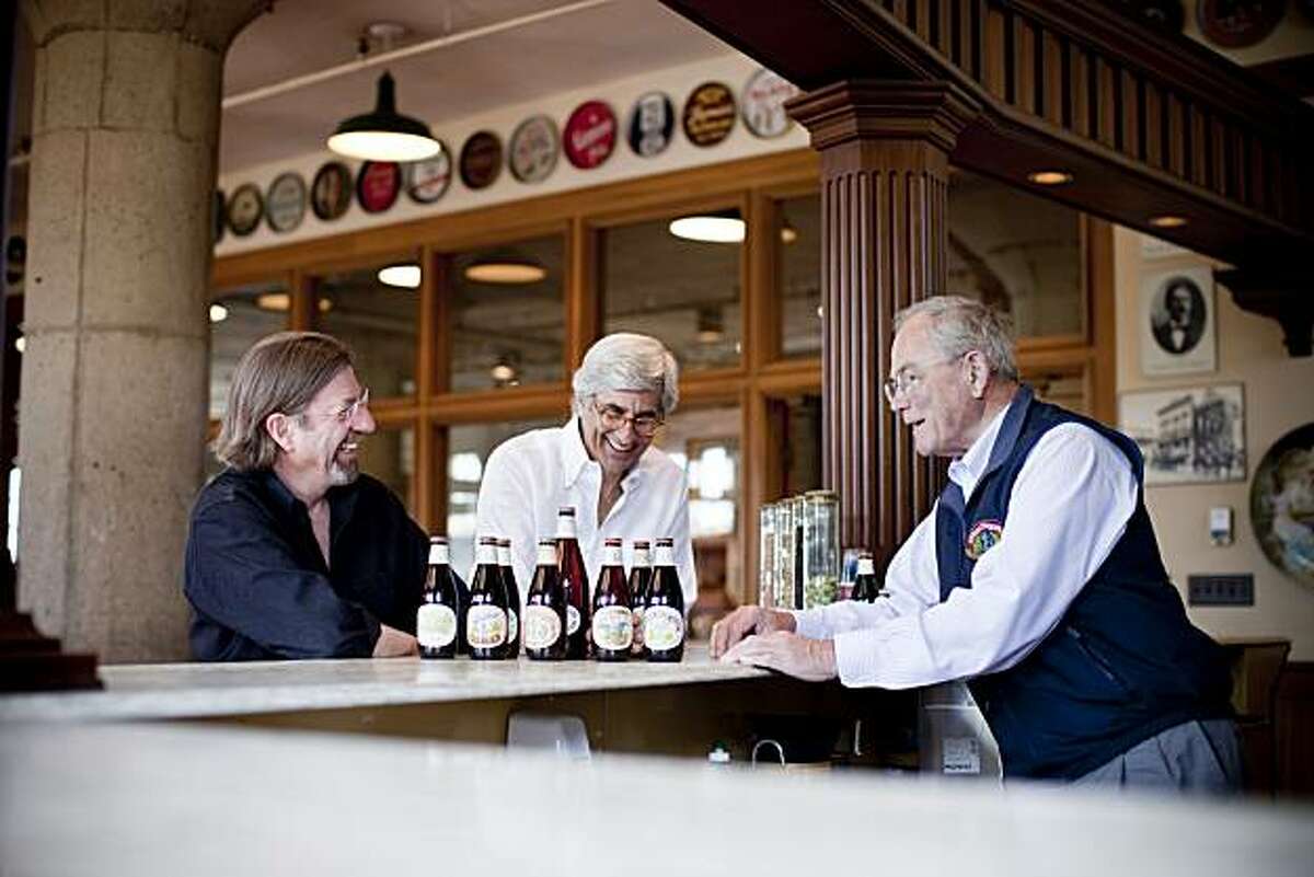 加州旧金山Anchor Brewing Company的新老板基思·格雷戈尔和托尼·福格里奥与弗里茨·梅塔格在一起。