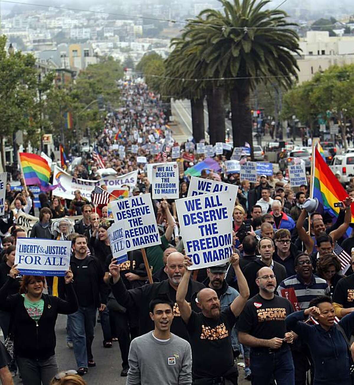 2010年8月4日，星期三，同性婚姻的支持者从加州旧金山的卡斯特罗区游行出来，庆祝一名联邦法官裁定8号提案违宪，并将被推翻。聚集在附近的人们游行到市政厅举行集会，庆祝这一决定。