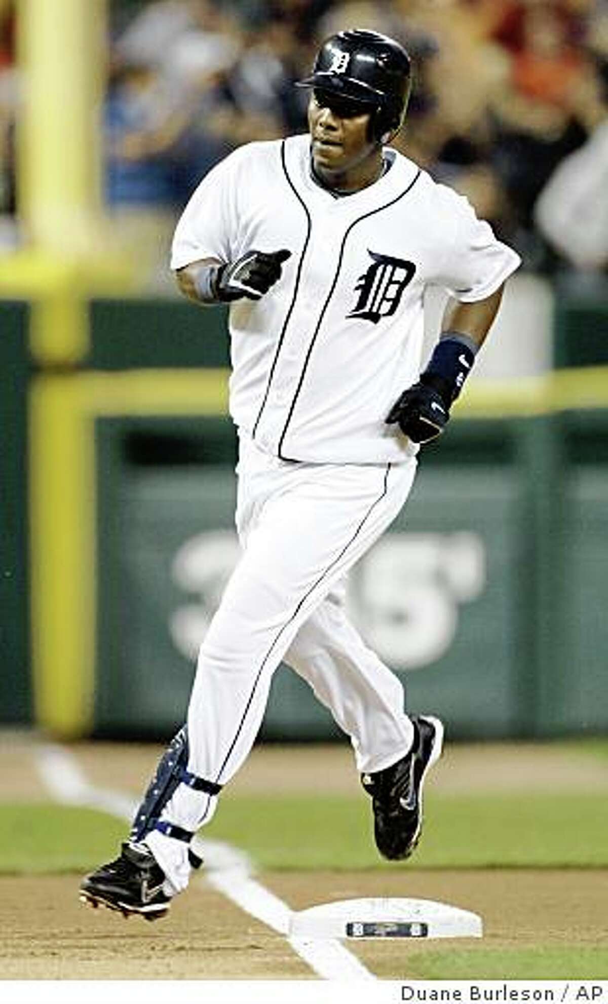 Giants sign Renteria