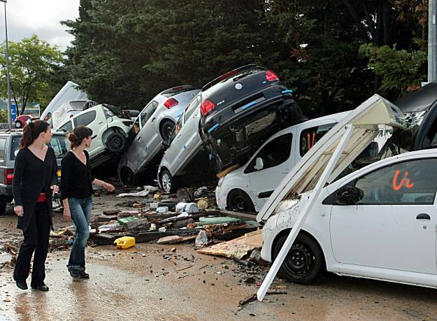 Tourists flee deadly floods in French Riviera