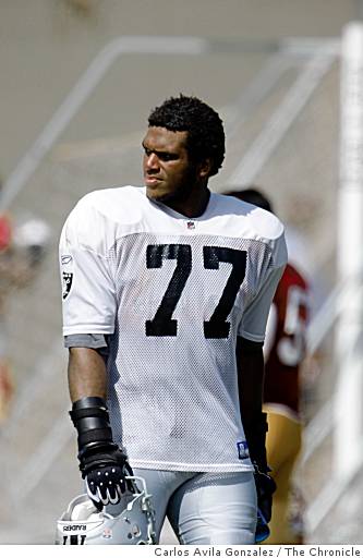 Ex-49ers tackle Kwame Harris charged with hit-and-runs, biting cop 