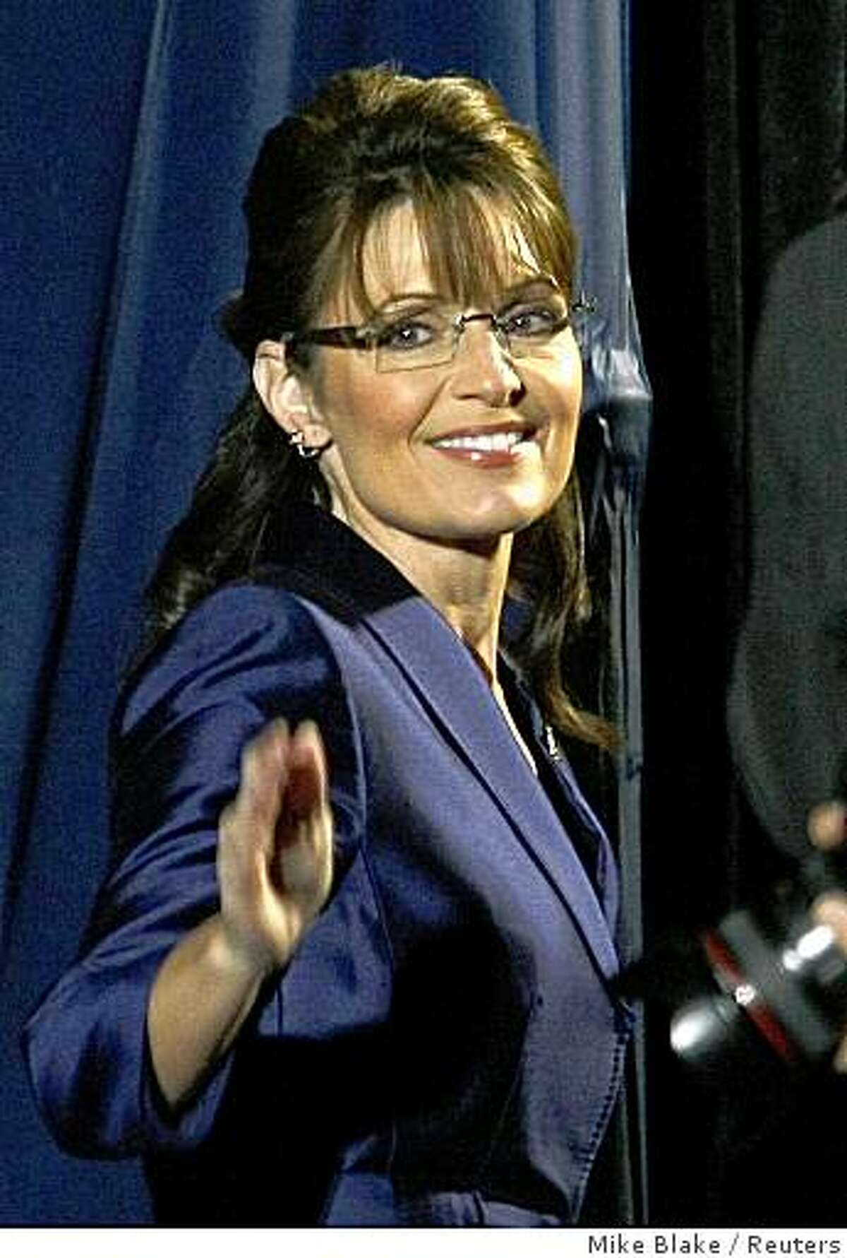 U.S. Republican vice- presidential nominee Alaska Gov. Sarah Palin waves to the crowd after U.S. Republican presidential nominee Senator John McCain (R-AZ) delivered his concession speech in Phoenix, November 4, 2008. REUTERS/Mike Blake (UNITED STATES) US PRESIDENTIAL ELECTION CAMPAIGN 2008 (USA)
