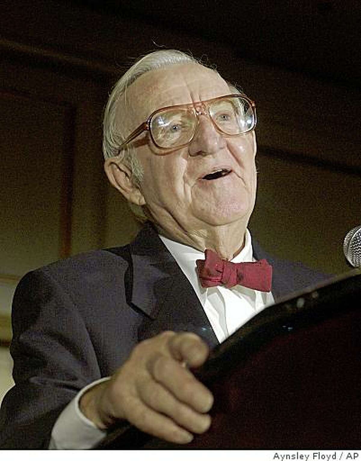 .S. Supreme Court Justice John Paul Stevens delivers the keynote address at the American Bar Association's 2005 Thurgood Marshall Awards Dinner in Chicago on Saturday, Aug. 6, 2005. (AP Photo/Aynsley Floyd)
