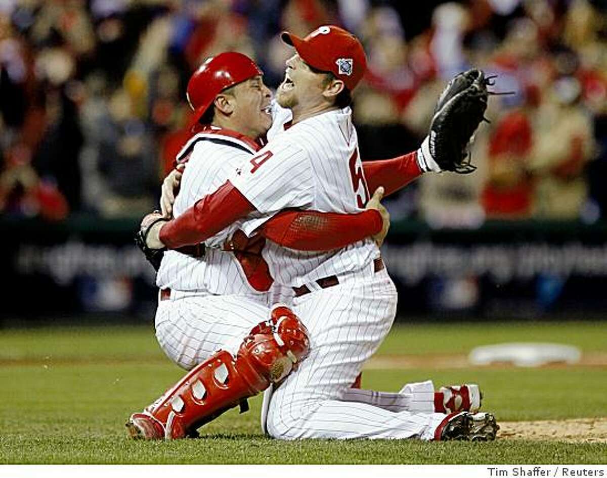 Philadelphia Phillies pitcher Brad Lidge celebrates with catcher Carlos Ruiz (L) after defeating the Tampa Bay Rays to win Game 5 and Major League Baseball's World Series in Philadelphia, October 29, 2008. REUTERS/Tim Shaffer (UNITED STATES)