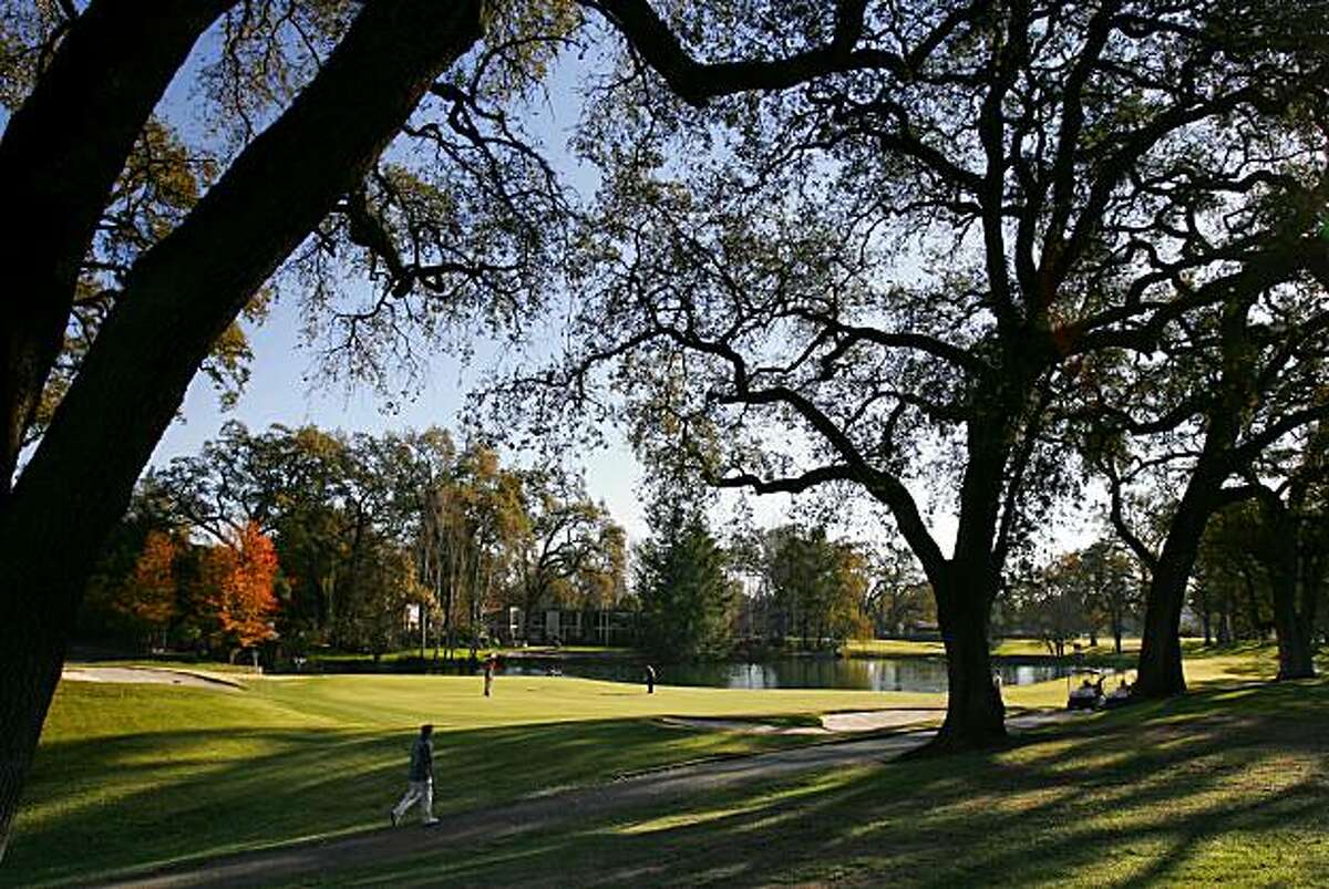 The 11th hole with many Oak trees and a lake is a par 3 on the North course at Silverado Country Club at Silverado Resort in Napa, CA, on Tuesday, December, 5, 2006. 12/5/06 Darryl Bush / The Chronicl