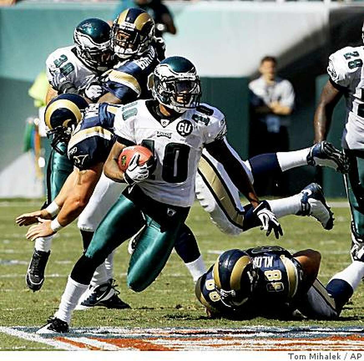 Pittsburgh Steelers running back Willie Parker (39) breaks a 32-yard run  around right end against the Houston Texans in third quarter NFL football  action at Pittsburgh, Sunday, Sept. 7, 2008. (AP Photo/Gene