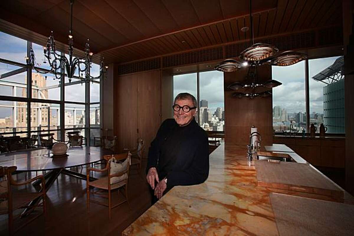 2010年3月8日，周一，84岁的Angelo Sangiacomo在他位于市场街三一广场的顶楼办公室的厨房里，他拥有旧金山最多的公寓楼。