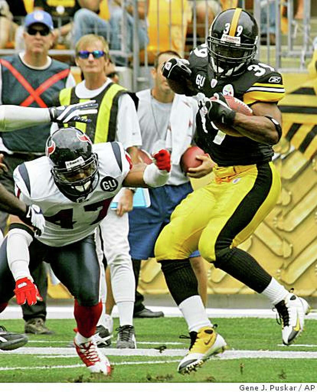 Pittsburgh Steelers running back Willie Parker (39) breaks a 32-yard run  around right end against the Houston Texans in third quarter NFL football  action at Pittsburgh, Sunday, Sept. 7, 2008. (AP Photo/Gene