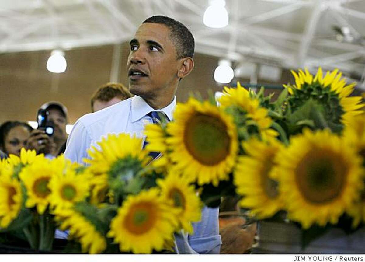 US Democratic presidential candidate Senator Barack Obama (D-IL) visits the Greensboro Farmers Curb Market during a campaign stop in Greensboro, North Carolina, August 20, 2008. REUTERS/Jim Young (UNITED STATES) US PRESIDENTIAL ELECTION CAMPAIGN 2008 (USA)