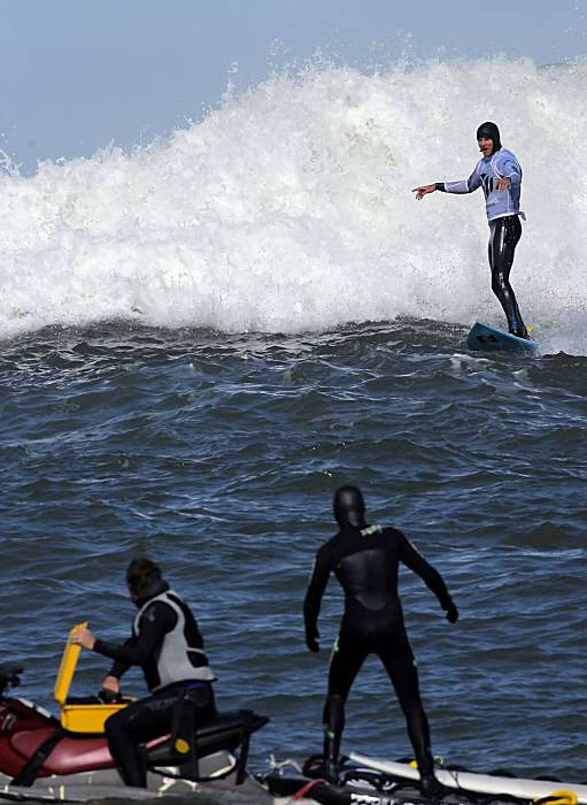 Big waves lure surfers to Mavericks competition