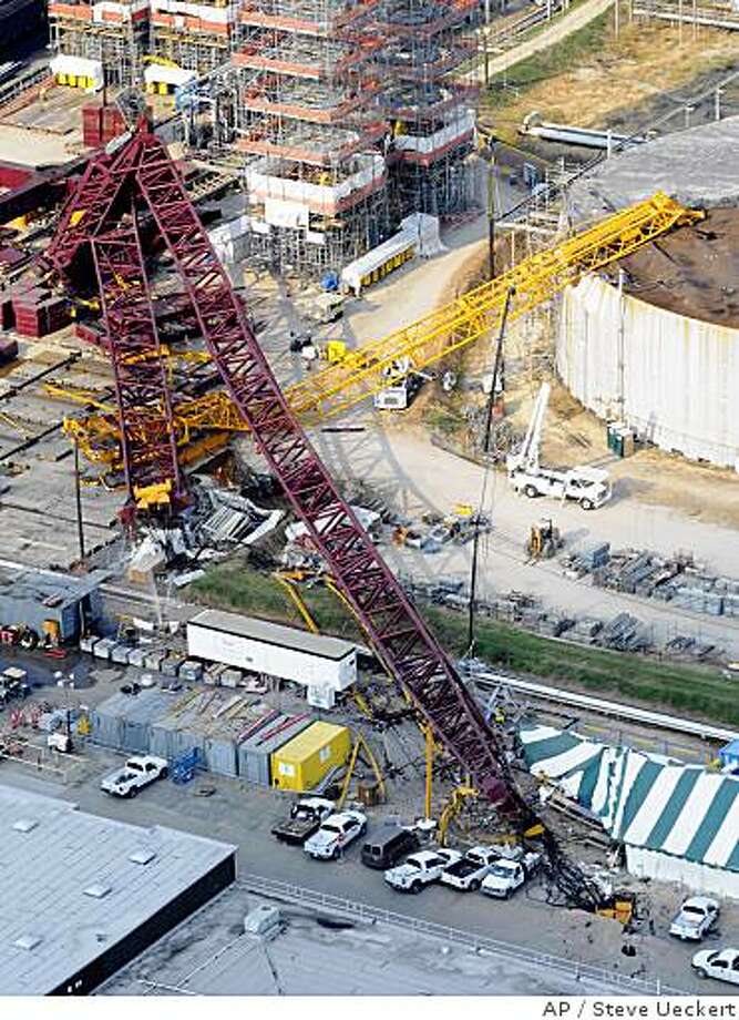 Crane collapse at oil refinery kills 4 - SFGate