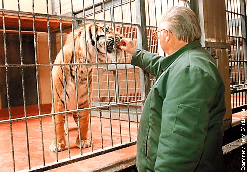 S.F. Zoo keeper on job for 47 years - he loves it too much to quit