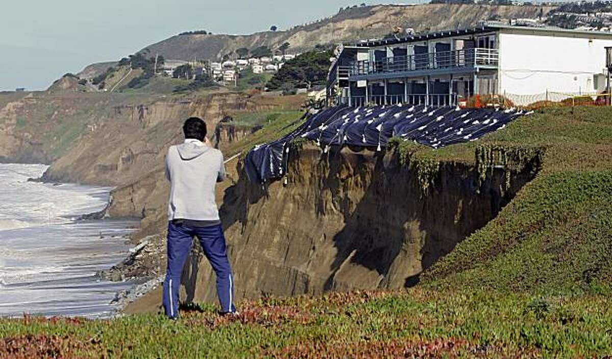 Eroding cliff prompts Pacifica vacuation