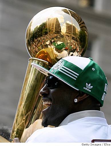 Boston Celtics player Paul Pierce holds up the NBA Finals MVP trophy during  a parade with the rest of the World Champion Celtics team through downtown  Boston, Massachusetts on June 19, 2008. (
