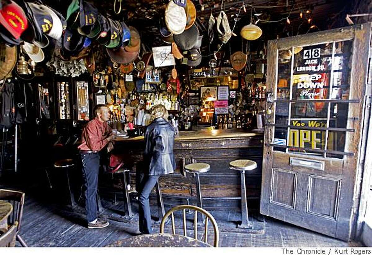 Oakland waterfront saloon toasts 125 years