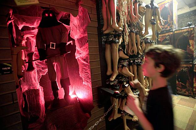 Halloween stores make use of retail vacancies