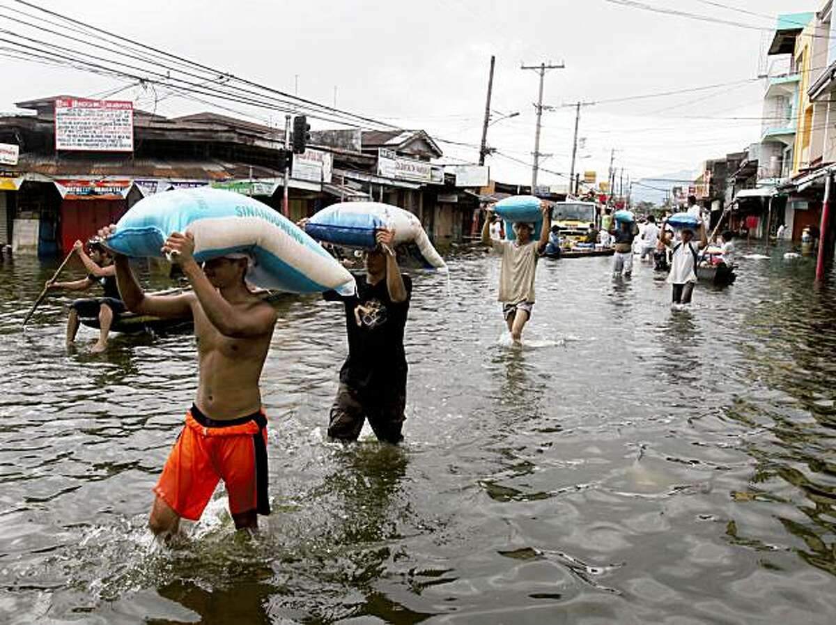 Typhoon Parma hits northern Philippines 16 die