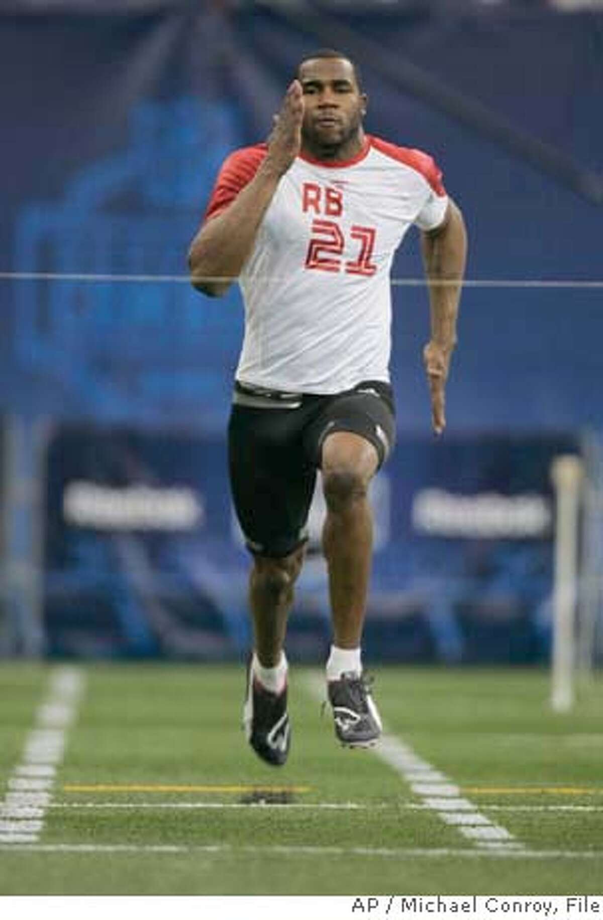 ###Live Caption:** FILE **Running back Darren McFadden, of Arkansas, runs the 40-yard dash at the NFL Combine in this Feb. 24, 2008 file photo in Indianapolis. In a couple weeks McFadden will realize a football player's dream. The star running back out of Arkansas is expected to be one of the first players drafted in the 2008 NFL Draft. (AP Photo/Michael Conroy, File)###Caption History:** FILE **Running back Darren McFadden, of Arkansas, runs the 40-yard dash at the NFL Combine in this Feb. 24, 2008 file photo in Indianapolis. In a couple weeks McFadden will realize a football player's dream. The star running back out of Arkansas is expected to be one of the first players drafted in the 2008 NFL Draft. (AP Photo/Michael Conroy, File)###Notes:Darren McFadden###Special Instructions:FEB. 24, 2008 FILE ** EFE OUT EFE OUT