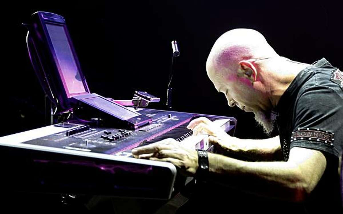 World-renowned keyboardist Jordan Rudess with Dream Theater plays the keyboard in front of his iPhone that he plays as a synthesizer using an app called Bebot. Aug 28, 2009