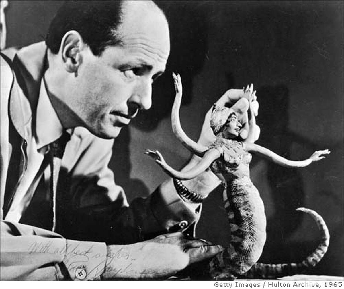 大约在1965年，美国电影动画师和特效创作者雷·哈里豪森在定格动画中操纵一个像蛇一样的怪物。(图片来源:Hulton Archive/Getty Images) (newcom TagID: gettyhulton003168)[图片来源:newcom]