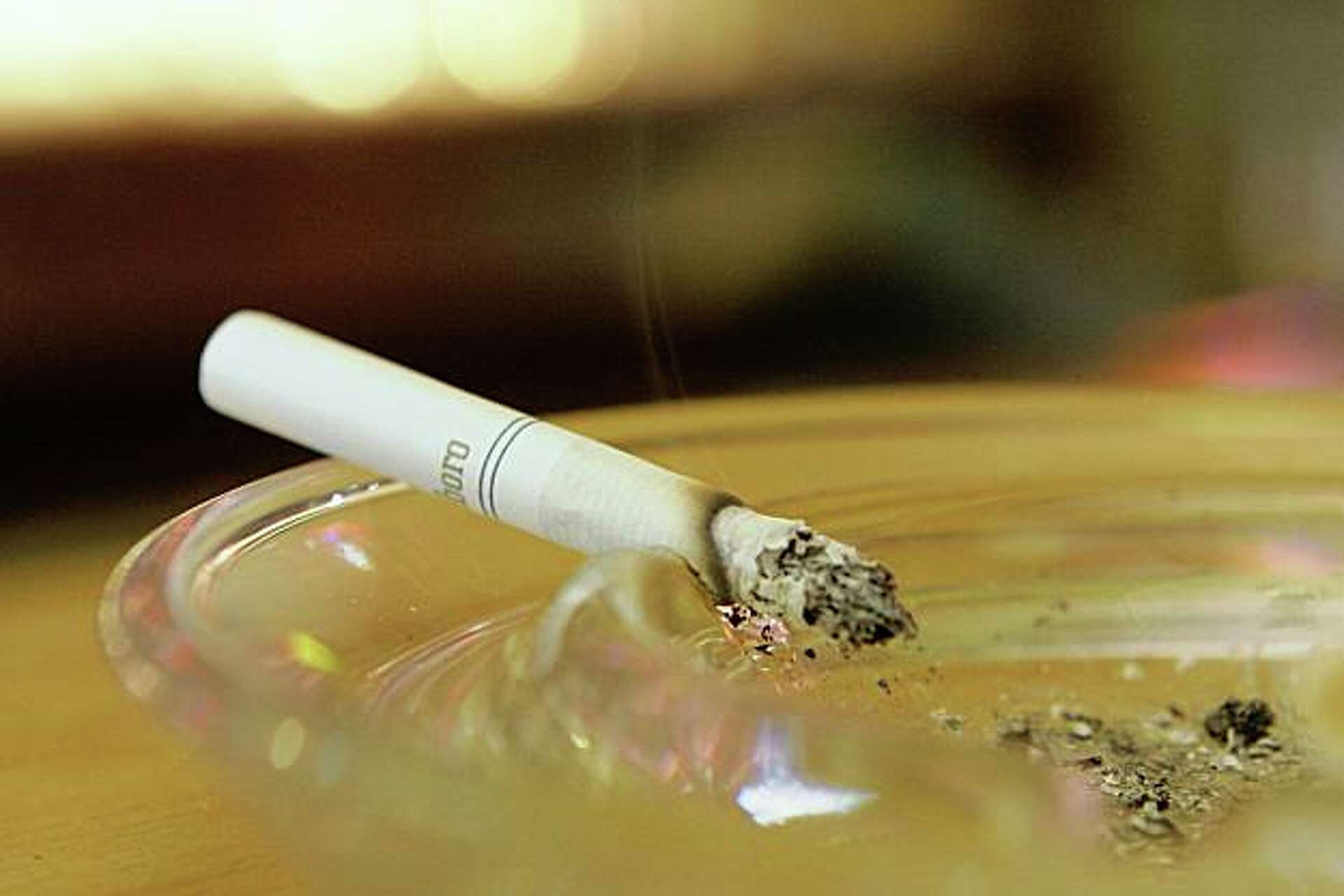 did carrie really smoke cigarettes Carrie Bradshaw still smoking in 'Sex and the City' reboot
