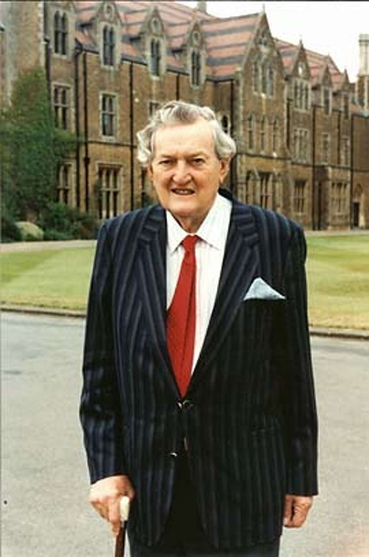 obit photo of Peter Newton, taken in 2005 outside Oxford in England.