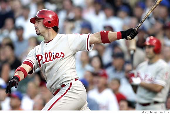 Aaron Rowand breaks his nose going for a catch and holds on (2006) :  r/baseball