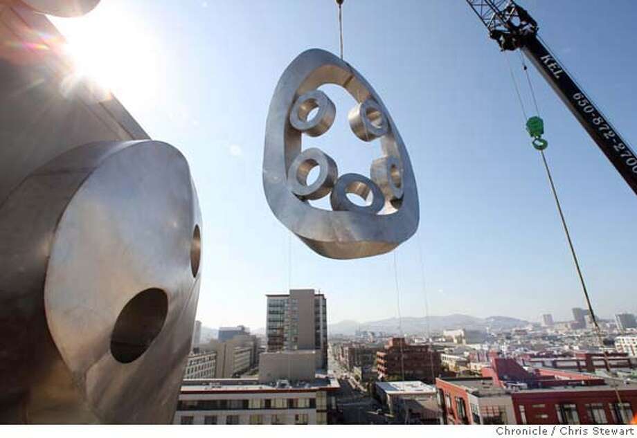 Enormous steel sculpture lifted 12 stories - SFGate