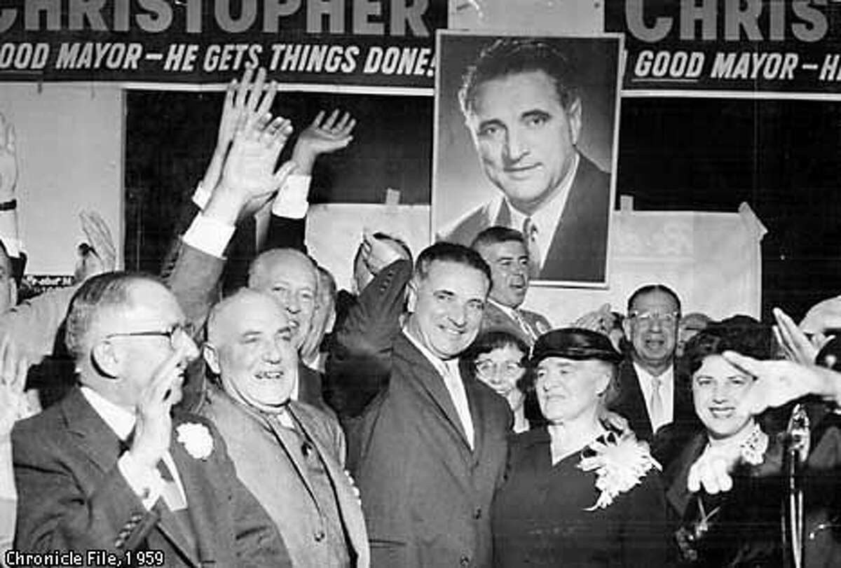1959年，克里斯托弗市长与他的母亲和妻子在莱文沃斯街的竞选总部。Peter Breinig编年史摄影