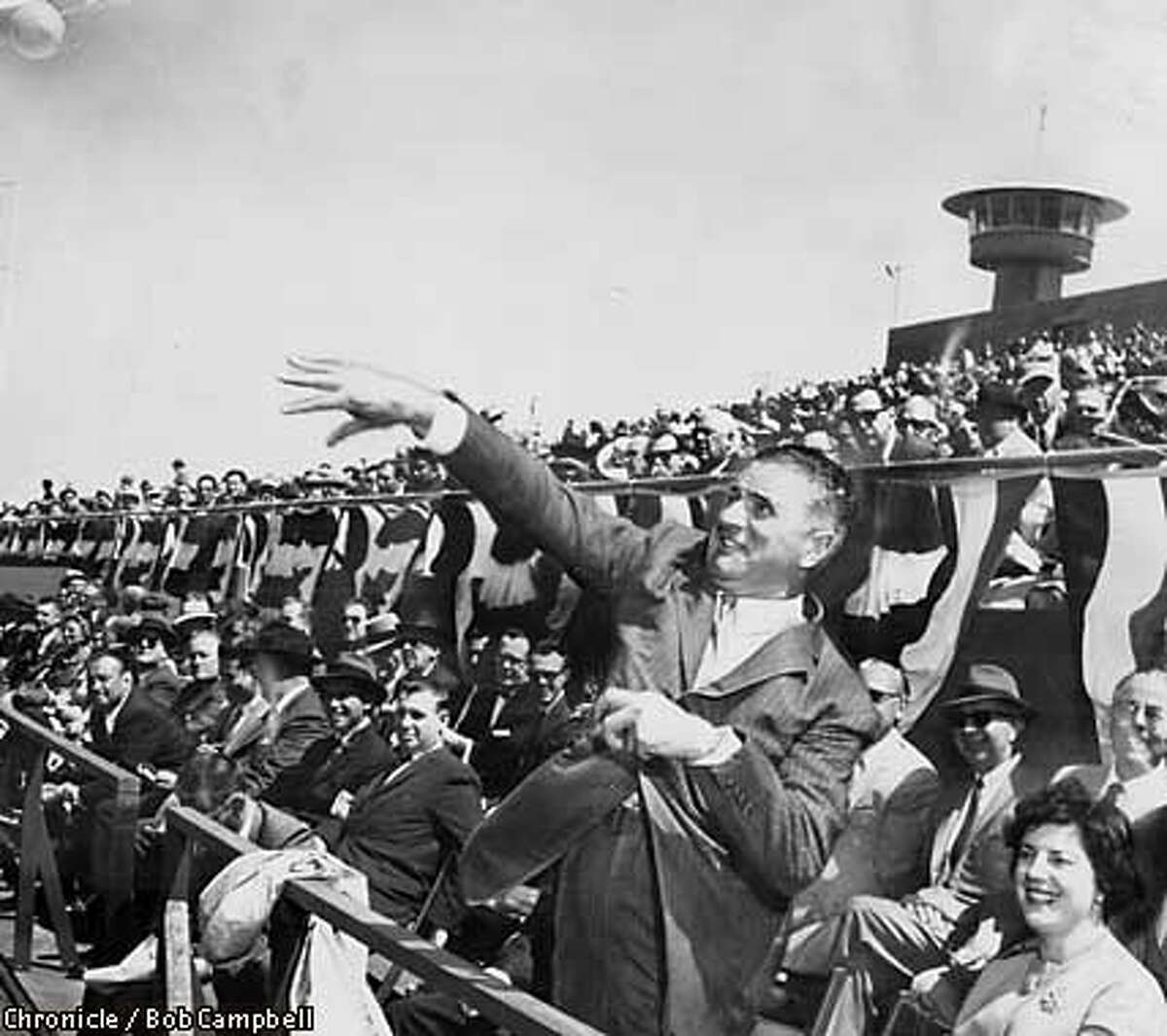 市长乔治·克里斯托弗在烛台公园投出第一球，他的妻子图拉(右)。Bob Campbell编年史摄影
