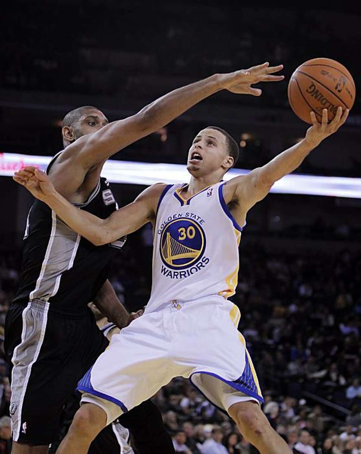 Spurs handily beat Warriors for 11th straight time