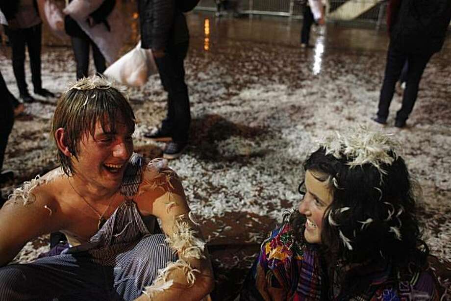 Hundreds Join Pillow Fight Ruffle S F Cleanup S Feathers Sfgate