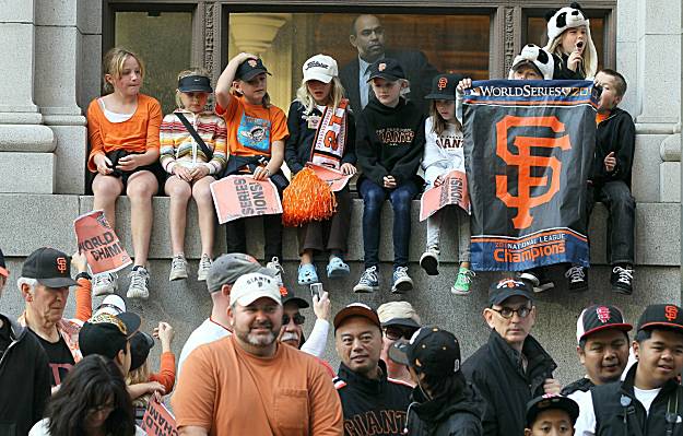 Giants fans give hero's welcome to Bruce Bochy, wearing Ranger blue