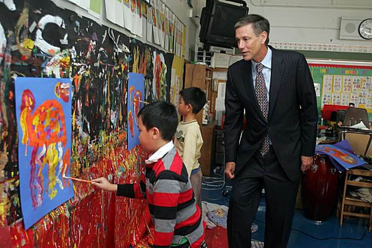 State Superintendent Jack O'Connell is in Franklin Elementary school in Oakland to announce the return of some local control to the school board after 4 years of complete state oversight. He is visiting upcoming third graders in an art class. Alex Do (front), 7 years old, and Da Hao Ruan (back), 8 years old, are painting jelly fish. Liz Hafalia/The Chronicle/Oakland/7/9/07 **Jack O'Connell, Alex Do, Da Hao Ruan cq