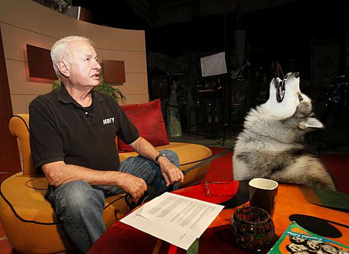吉姆·加伯特和他的爱犬叫阿克塞尔·罗斯在片场等待录音开始在星期三KOFY, 2010年8月11日。吉姆·加伯特(Jim Gabbert)，旧金山湾区的登录必赢亚洲电视名人，又回到了他位于加州旧金山的旧TV-20电视台。