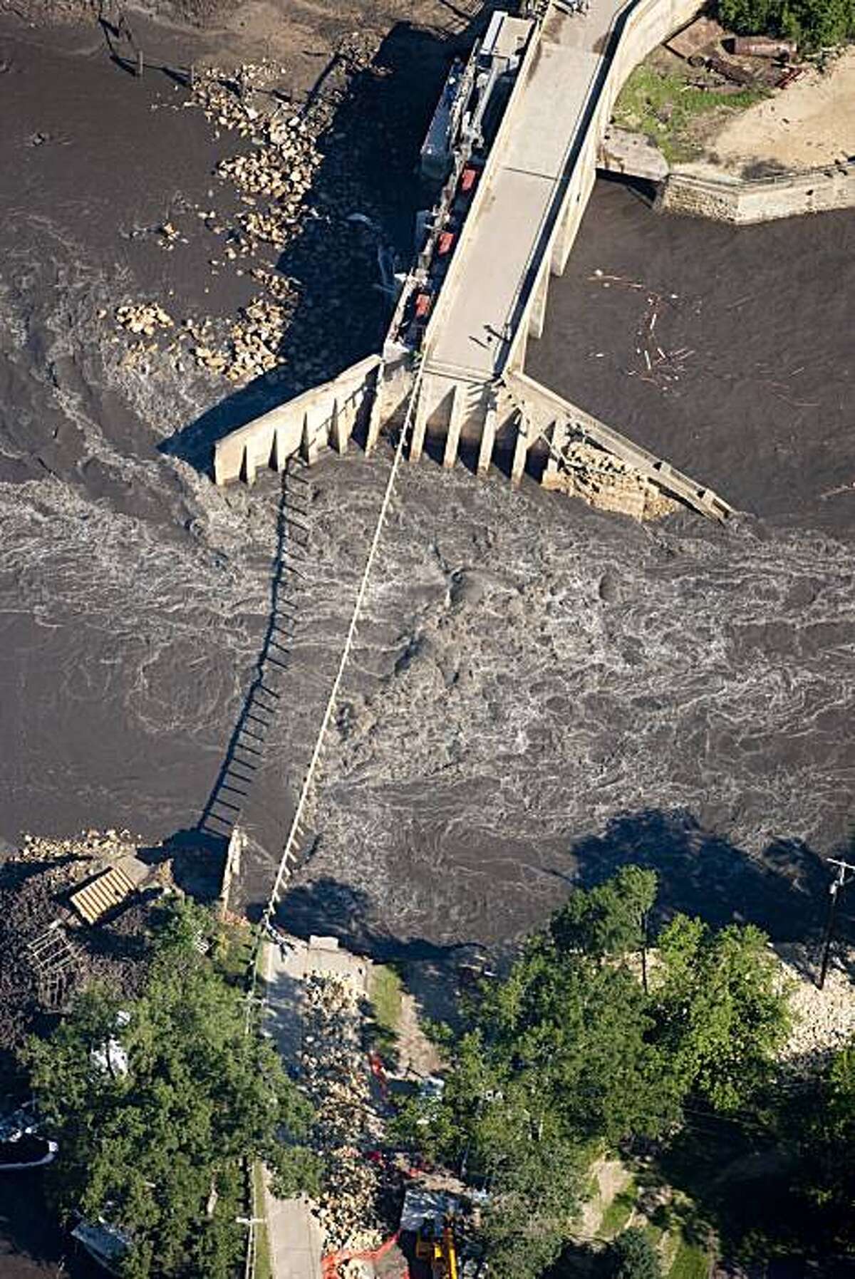 Broken Iowa dam wipes out lake, property values