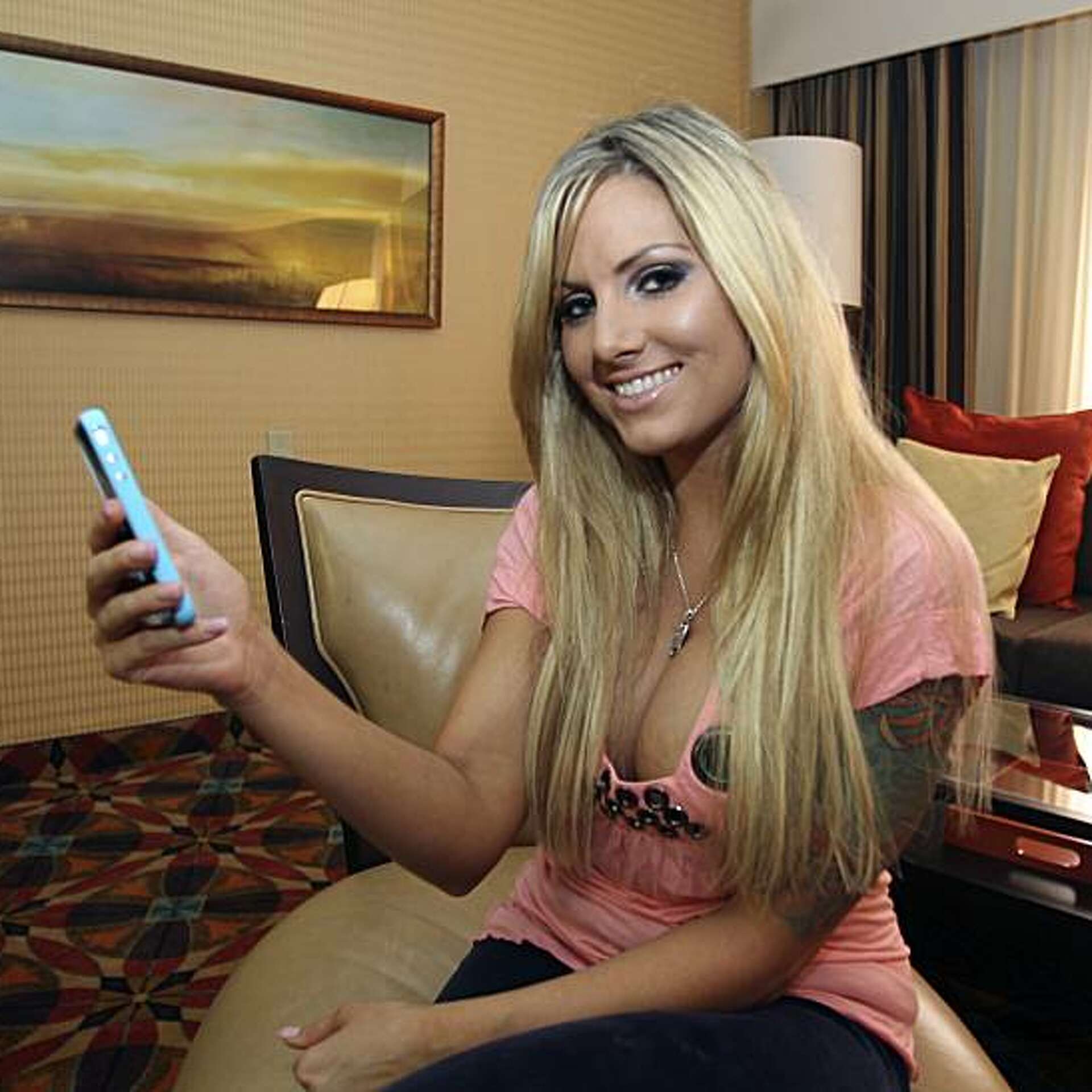 Porn industry exploits iPhone 4 feature