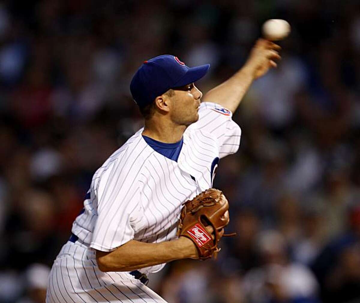 Chicago Cubs Ted Lilly pitches against the Chicago White Sox during the fifth inning at Wrigley Field in Chicago, Illinois, on Sunday, June 13, 2010. (Nuccio DiNuzzo/Chicago Tribune/MCT)