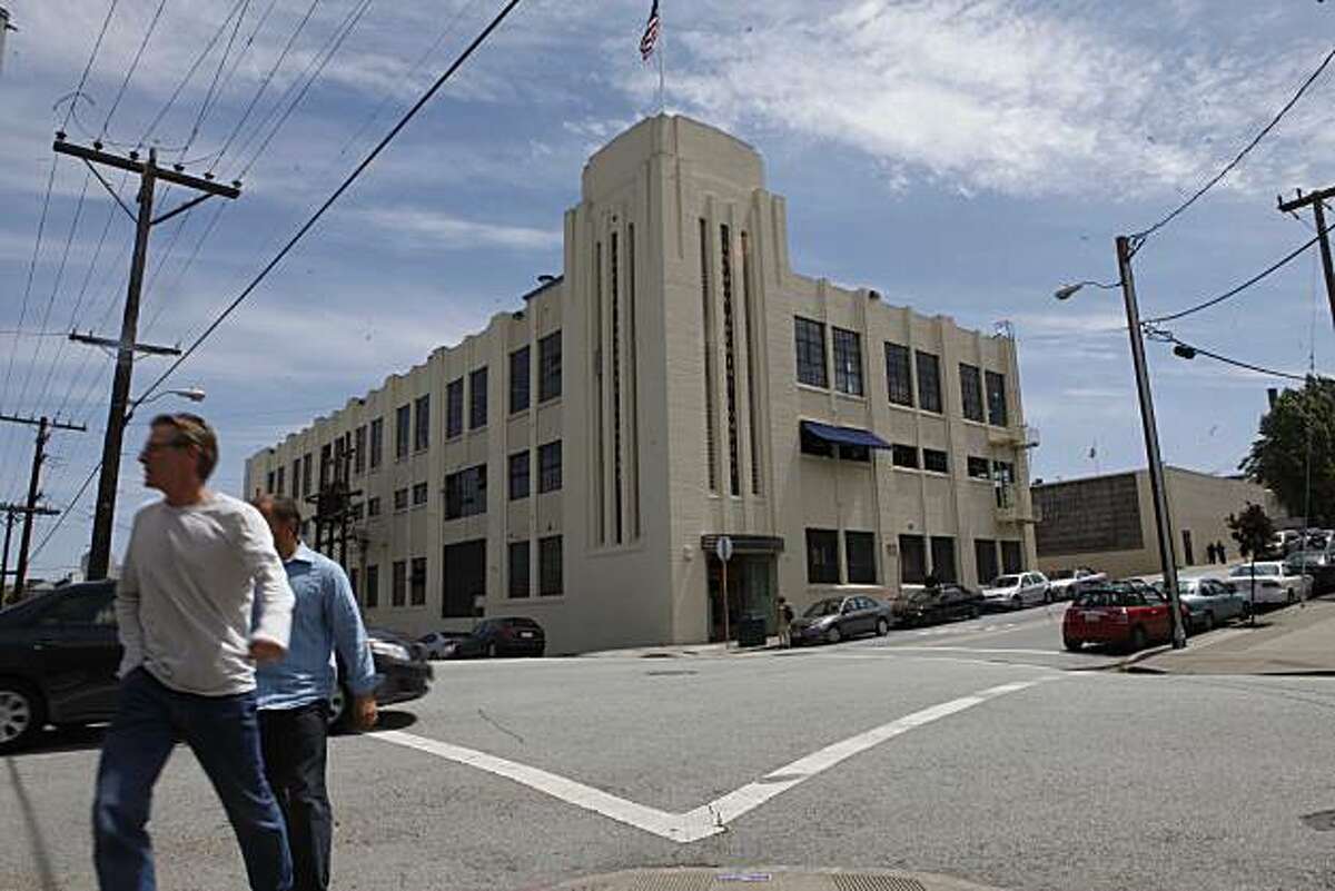 2010年4月26日星期一，加州旧金山，主播酿造公司坐落在马里波萨街和德哈洛街的拐角处。周二，啤酒厂将宣布所有权变更。
