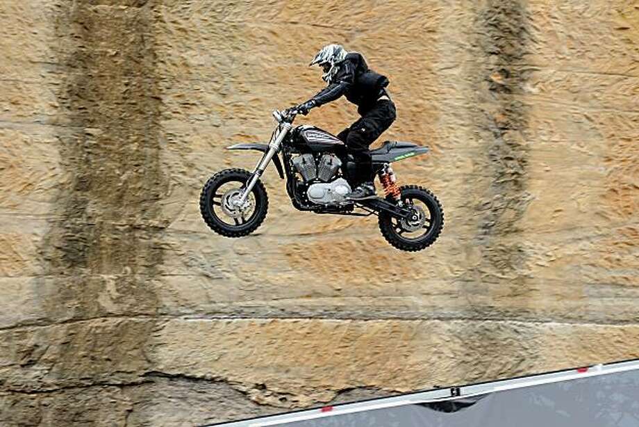 American twice breaks motorcycle-jump record - SFGate