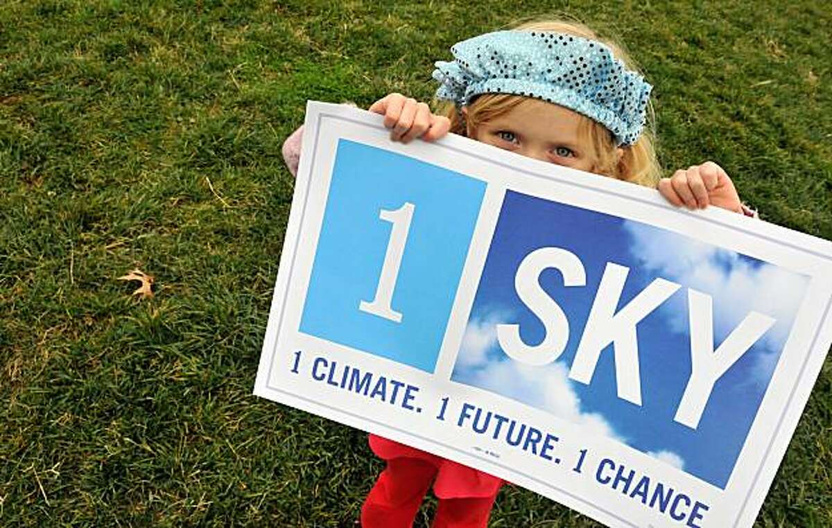 TOPSHOTS Five-year-old Arundhati Baden-Mayer Eidinger holds a sign at a climate change rally outside the White House in Washington on December 4, 2009. Activists are calling for US President Barack Obama to take a strong stand at the December 7-18 climate summit in Copenhagen. TOPSHOTS/AFP PHOTO/ Alex OGLE (Photo credit should read Alex Ogle/AFP/Getty Images)