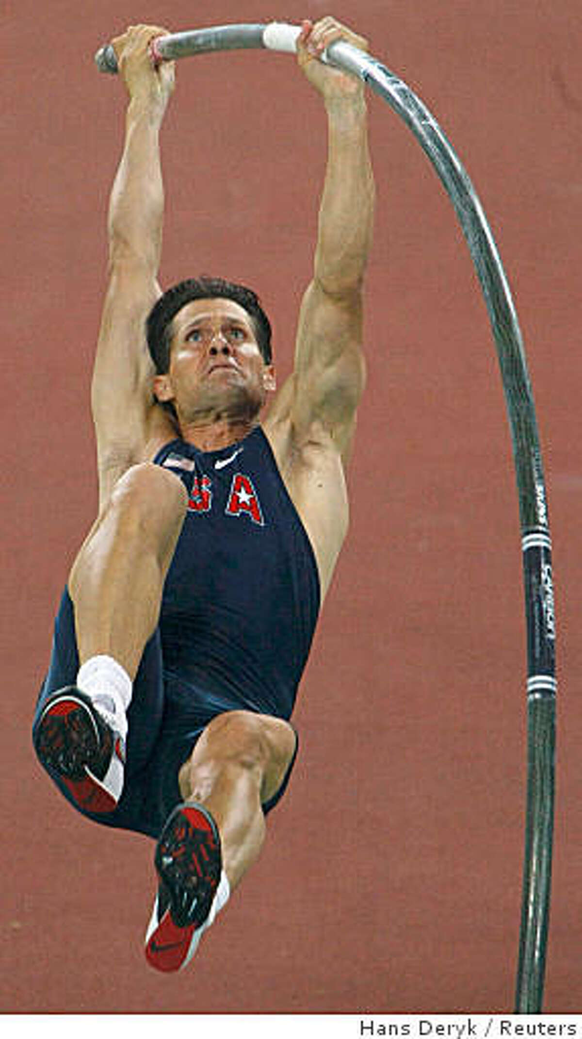 Jeff Hartwig of the U.S. competes in his men's pole vault qualifying round of the athletics competition in the National Stadium at the Beijing 2008 Olympic Games August 20, 2008. REUTERS/Hans Deryk (CHINA)