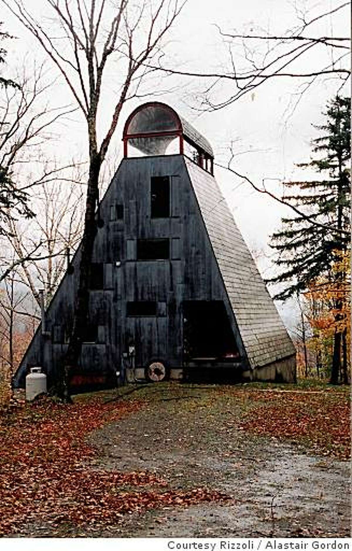 Image from Spaced Out: Crash Pads, Hippie Communes, Infinity Machi nes, and other Radical environments of the Psychedelic Sixties, by Alastair Gordon (Rizzoli)The Tack House, a multi-level crash pad tacked together by Yale architecture students who broke away to form an alternative community on Prickly Mountain outside of Warren, vermont influenced this structure, the Wadsworth House. 1967, a steep slate-covered snow-shedding version also at Prickly.