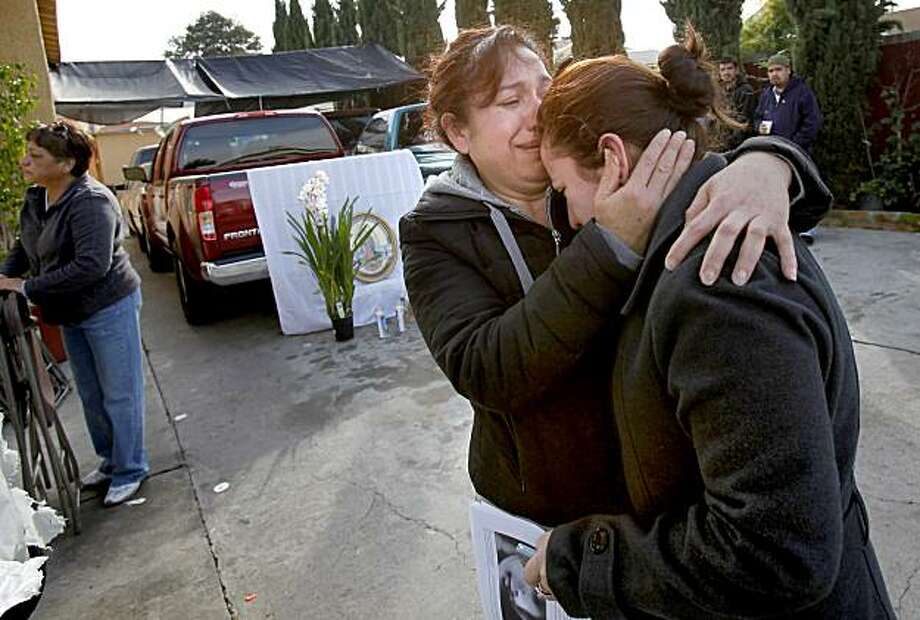 Oakland Man Shot To In Front Of Family Sfgate Close Relatives Of Alvaro Ayala Cry And Hug Each Other Near The Spot He Was Ned