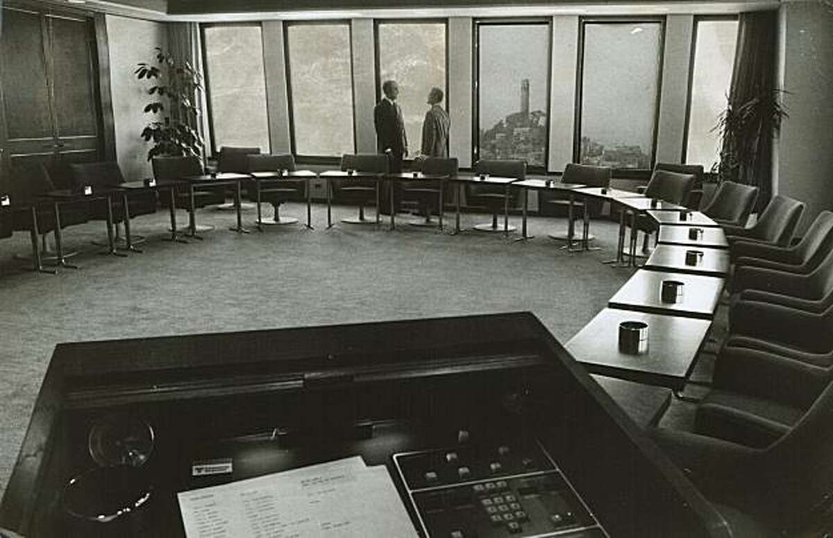 泛美公司的会议室。前景是“詹姆斯·邦德”的控制面板。