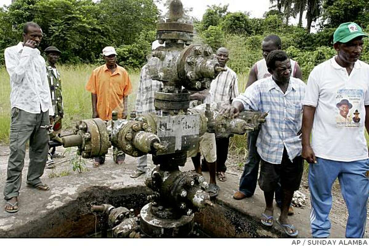 Dry Nigerian oil well fuels dreams, conflict
