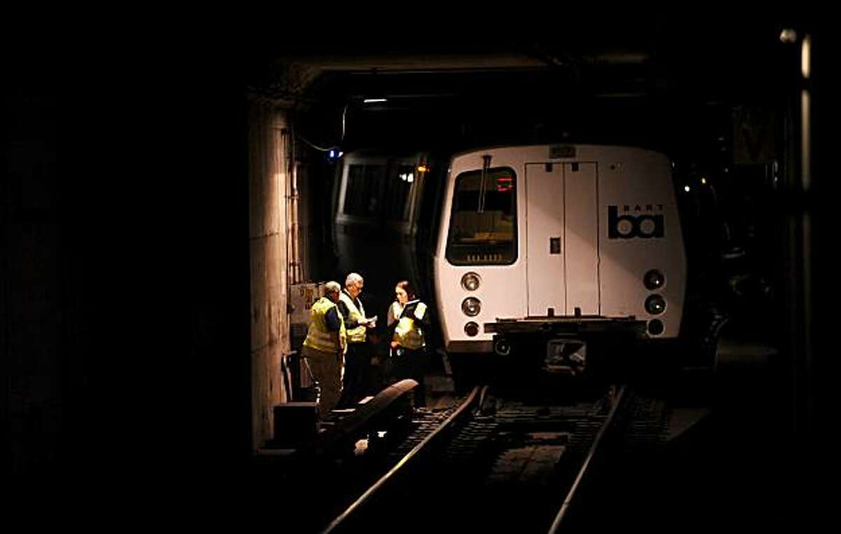 BART train derails in Oakland