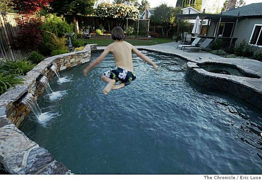 Despite Drought Backyard Pools Por Sfgate Everett Rubin 13 Works On His Canon Ball Technique In The Family Pool